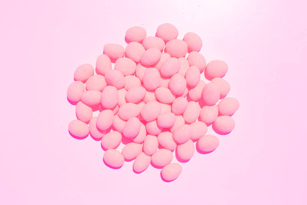 vaaleanpunainen loma karkkia makea hoitoon pääsiäinen näyttö makeiskauppa karkkeja karkkeja kohtelee - Valokuva, kuva