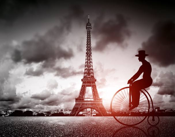 Человек на ретро-велосипеде
 - Фото, изображение