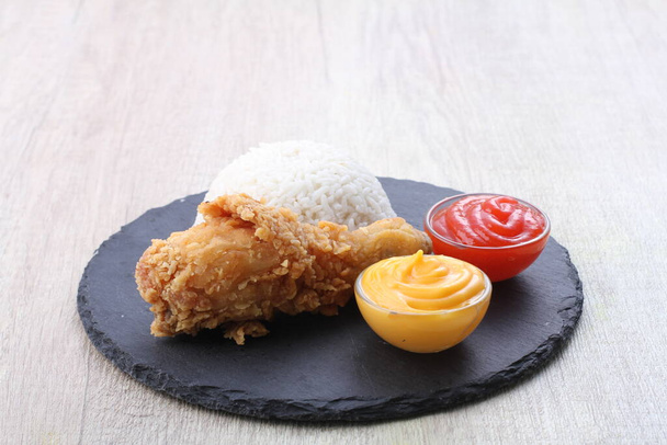 ailes de poulet frit avec sauce et tomate - Photo, image