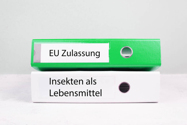 Autorización de la UE, insectos en los alimentos está de pie en idioma alemán en la carpeta de archivos, permiso para los ingredientes - Foto, imagen