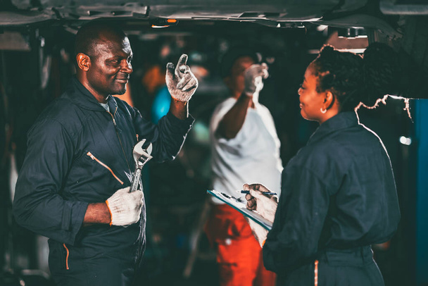 Werkstatt-Mechaniker-Team arbeitet Auto-Service schwarzafrikanische Menschen professionelle Arbeiter zusammen - Foto, Bild