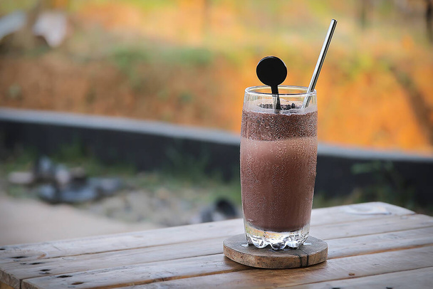 Una deliciosa bebida fría de chocolate, hecha con chocolate en polvo y leche - Foto, imagen