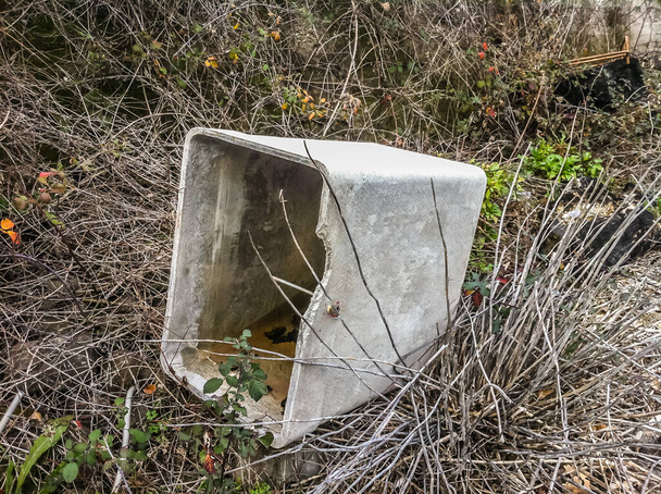 abandoned garbage in the town - Foto, Bild