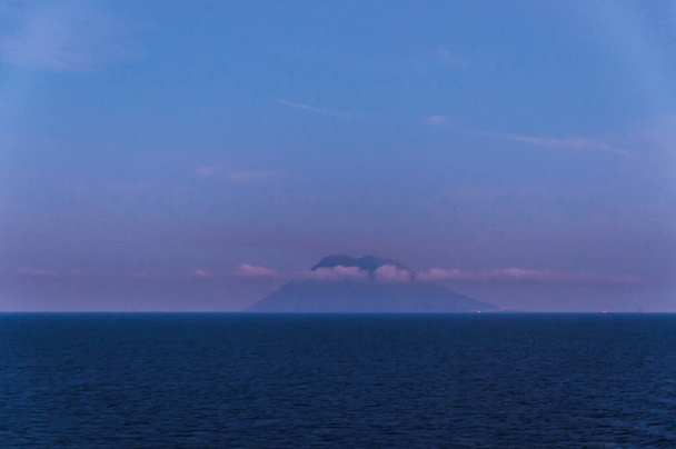 Вулкан Стромболі в місячному світлі. - Фото, зображення
