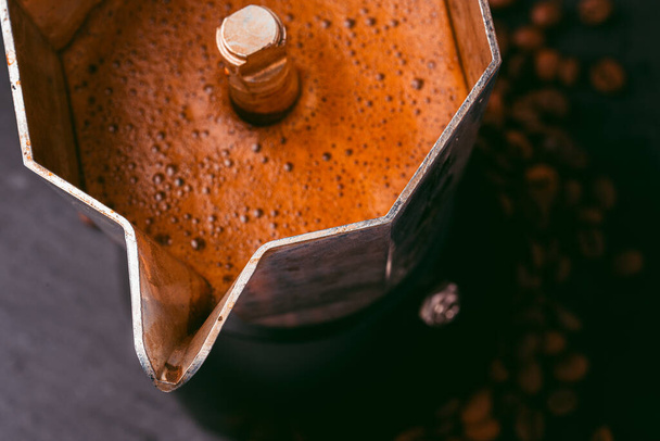 Geiser koffiezetapparaat voor aromatische gebrouwen koffie - Foto, afbeelding