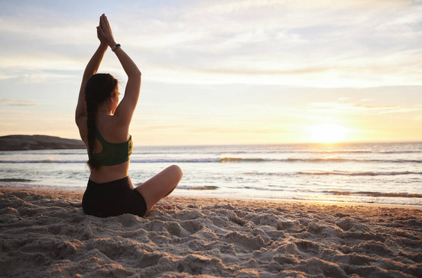 Frau, Yoga und Meditation am Strand bei Sonnenuntergang für spirituelles Wellness oder Zen-Workout im Freien. Weibliche Yogis entspannen oder meditieren im Sonnenaufgang für einen ruhigen, friedlichen Geist oder Bewusstsein an der Meeresküste. - Foto, Bild