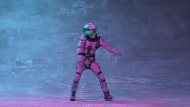 An astronaut in a spacesuit dances disco in a nightclub. Purple blue flashing neon light. 3d animation of seamless loop. High quality 4k footage - Imágenes, Vídeo