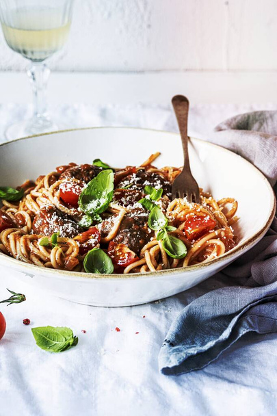 Boulette de viande spaghetti à la sauce tomate marinara garnie de parmesan et basilic - Photo, image