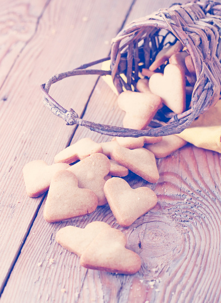 Biscuits cardiaques faits à la main pour la Saint Valentin dans un panier couché sur
 - Photo, image