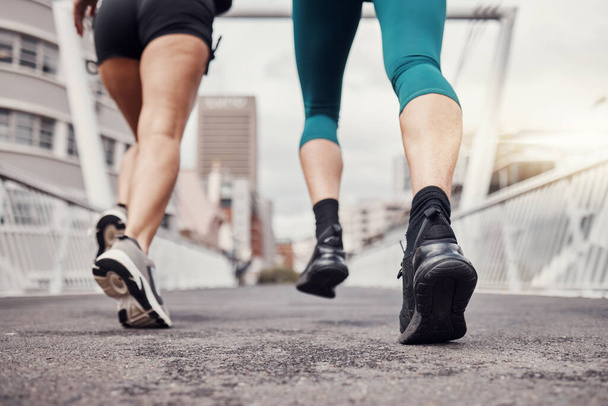 トレーニング、ワークアウト、またはマラソンのためのニューヨークの橋でのカーディオエクササイズで走るフィットネス、都市や足。ズーム、ランナーや目標のためのスポーツの動機、考え方や回復力を持つ友人の選手. - 写真・画像