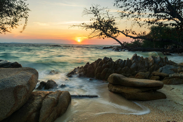 タイ・ラヨーンのKo Man Klangの日の出時に石のアーチを通って波の海を移動します。熱帯の国、サイアムでの有名な旅行先と夏の休暇. - 写真・画像