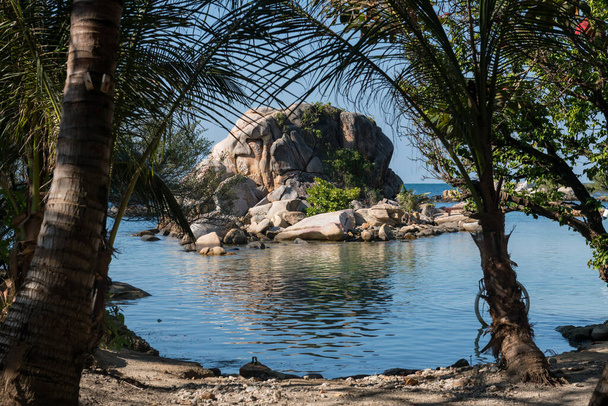 Μικρό νησί που περιβάλλεται από θαλασσινό νερό κατά τη διάρκεια της παλίρροιας στο Ko Man Klang, Rayong, Ταϊλάνδη. Holiday maker ή καλοκαιρινές διακοπές στην τροπική χώρα, Σιάμ. - Φωτογραφία, εικόνα