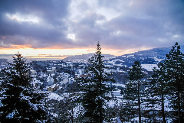 de dageraad na de sneeuwstorm, winterlandschap, besneeuwd landschap, kerstsfeer - Foto, afbeelding