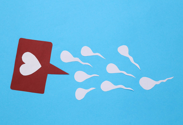 Konkurrierende Spermien und wie ein Symbol auf blauem Hintergrund. Konzeption, Eisprung-Konzept - Foto, Bild