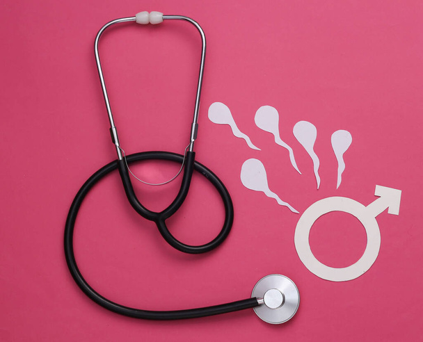 Männliche sexuelle Gesundheit. Analyse der Ursachen von Unfruchtbarkeit. Stethoskop mit männlichem Sperma (Spermatozoen) und männlichem Geschlechtssymbol auf rosa Hintergrund - Foto, Bild