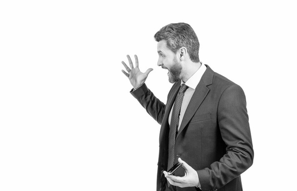 Θυμωμένος άνδρας επιχειρηματίας με επίσημη στολή φωνάζει χειρονομώντας απομονωμένος σε λευκό χώρο αντιγραφής, θυμός. - Φωτογραφία, εικόνα