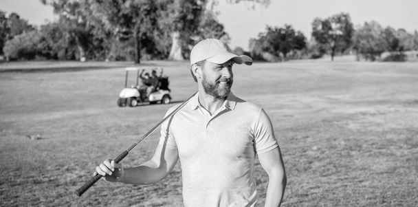 緑の芝生とプロのコースで男性のゴルフ選手を笑顔,夏. - 写真・画像