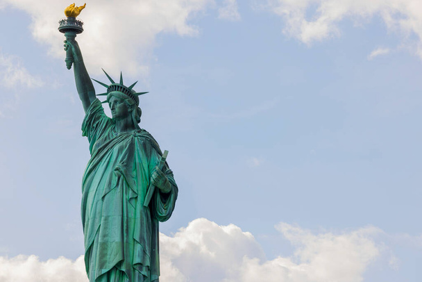 Zbliżenie na Statuę Wolności na tle białych chmur. Nowy Jork. Stany Zjednoczone. - Zdjęcie, obraz