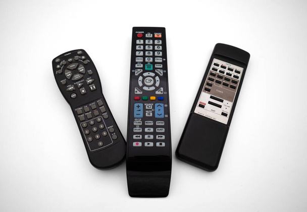 Різні пульти дистанційного керування для телебачення та звуку на білому тлі
 - Фото, зображення