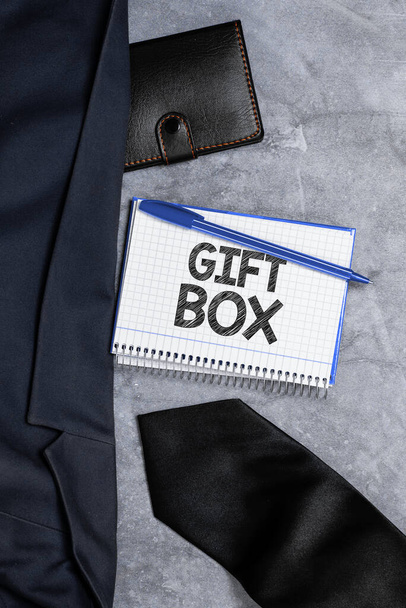 Handschrift Text Geschenk-Box, Business-Übersicht Ein kleiner Münzpräger mit Designs, die in der Lage sind, Geschenke zu verarbeiten - Foto, Bild
