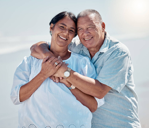 Emeklilik çifti, plajda aşk için portre ve sarılma yaz tatilinde, tatilde ya da randevuda rahatlama. Mutlu kıdemli erkek, kadın ve mutluluk, destek ve huzur içinde gülümseme için denizde kucaklaşın.. - Fotoğraf, Görsel