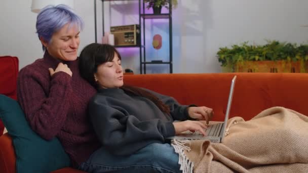 Deux femmes lesbiennes famille couple ou filles amis fermeture ordinateur portable PC après avoir terminé le travail à la maison. Les LGBT. Indépendants travaillant en ligne, travail à distance. E-learning, navigation sur Internet sur ordinateur portable - Séquence, vidéo