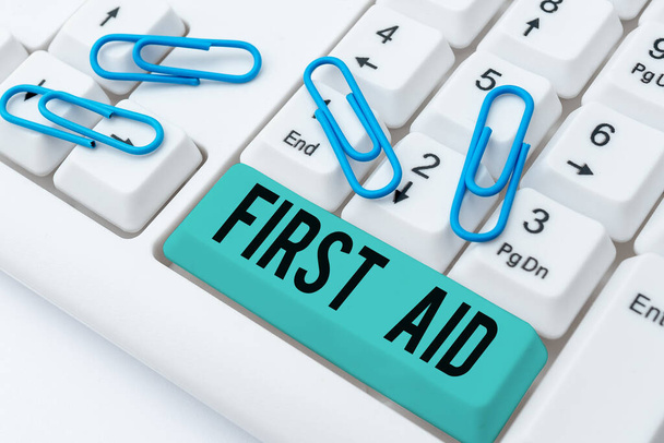 Надпись "Первая помощь", Обзор бизнеса Практика заживления небольших порезов, не требующих медицинского обучения - Фото, изображение