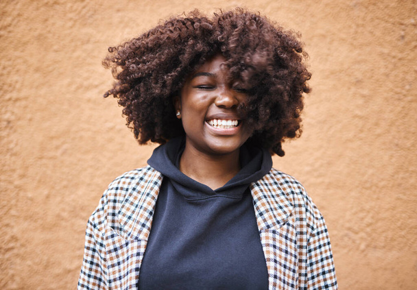 Чорна жінка, усмішка і щаслива молода людина помаранчевою стіною відчуває свободу і радість. Щастя, міська мода і прохолодний сміх африканська жінка посміхається з афро волосся і стильний одяг на вулиці. - Фото, зображення