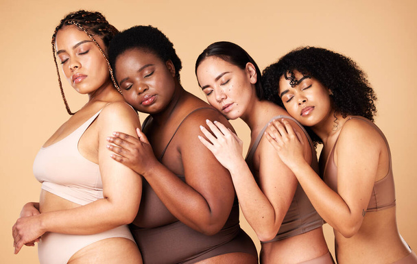 Ομορφιά, θετικότητα σώματος γυναίκες απομονωμένες σε ένα στούντιο υπόβαθρο στην φροντίδα του δέρματος, την αγάπη και την ενδυνάμωση του εαυτού. Εσώρουχα, εσώρουχα και ποικιλομορφία μαύροι ή διεθνές μοντέλο, ένταξη και αυτοαγάπη. - Φωτογραφία, εικόνα