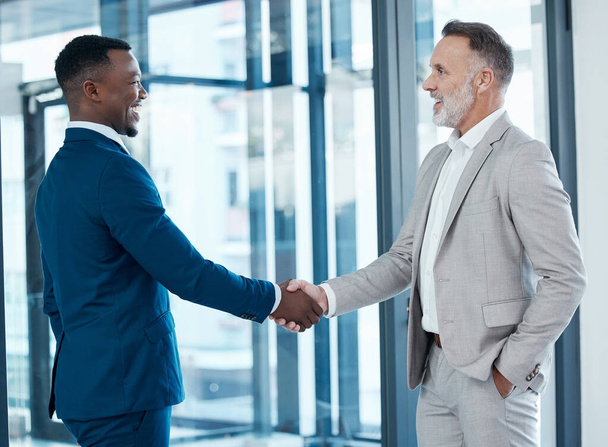 Приятно познакомиться с одним из великих. два бизнесмена пожимают друг другу руки в современном офисе - Фото, изображение