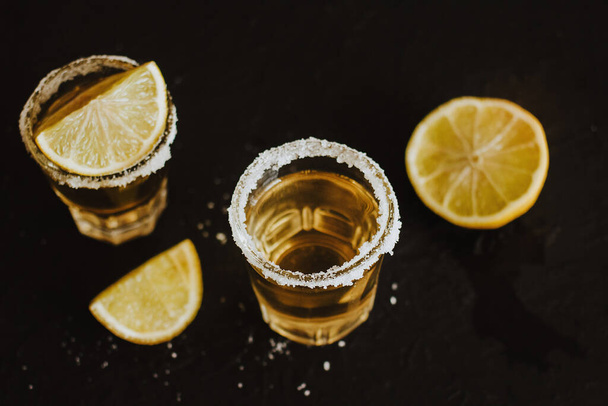 Mexická tequila panáky s limetkou a solí v Mexiku Latinská Amerika - Fotografie, Obrázek