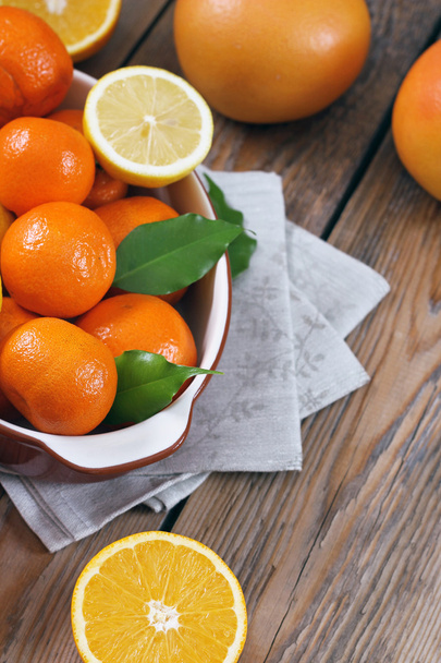 Citrusvruchten - sinaasappel, citroen, tangerine, grapefruit - Foto, afbeelding