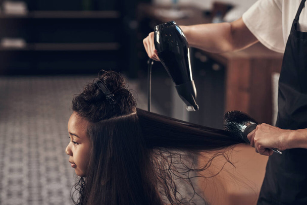 Im getting a blowout today. a little girl getting her hair done at the salon - Foto, imagen