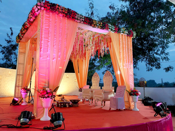 Indie Scena ślubna ozdobiona kwiatem, krzesłem, światłem - Zdjęcie, obraz