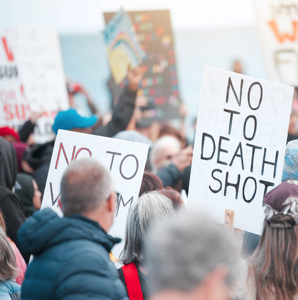 Nuestros brazos no se debilitan. Ciudad del Cabo, Sudáfrica - 2 de octubre de 2021 Manifestantes irreconocibles sosteniendo pancartas y protestando contra la vacuna Covid 19 - Foto, imagen