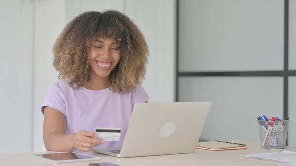 Африканська американська жінка успішно платить онлайн на ноутбуці - Фото, зображення
