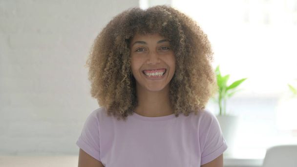 Африканська американська жінка посміхається в камері - Фото, зображення