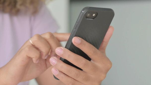 Primer plano de la mano femenina usando Smartphone - Foto, imagen