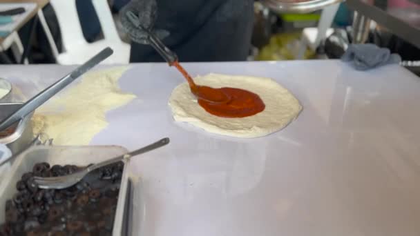 Σεφ που ετοιμάζει σάλτσα ντομάτας σε ζύμη πίτσας. Υψηλής ποιότητας 4k πλάνα - Πλάνα, βίντεο
