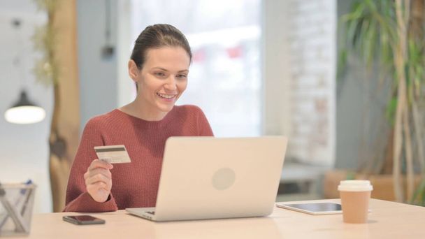 Jeune femme faisant le paiement en ligne réussi sur l'ordinateur portable - Photo, image