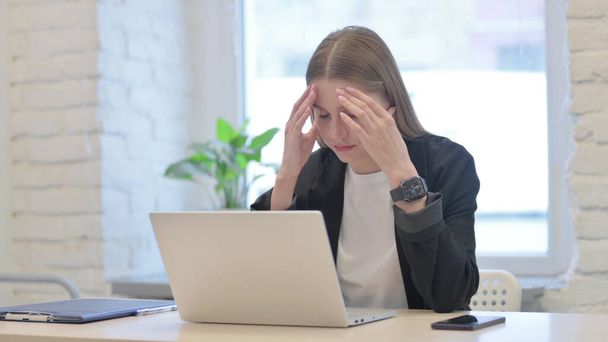 Empresaria reaccionando a la pérdida mientras trabaja en la oficina - Foto, Imagen