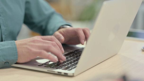 Κοντινό πλάνο του Businessman πληκτρολογώντας στο Laptop - Φωτογραφία, εικόνα