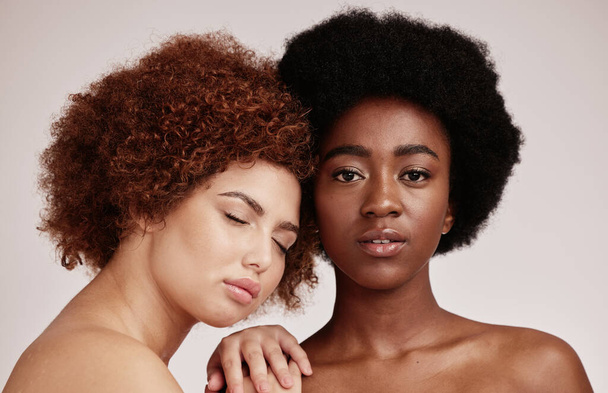 Ihonhoito, kauneus ja ystävät, mustat naiset malleja hehkuva iho ja afro eristetty harmaalla pohjalla. Dermatologia, monimuotoisuus ja kasvot, ylellinen kosmetiikka tai meikki, naismalli ja ystävä studiossa - Valokuva, kuva