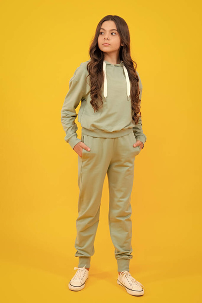 Retrato de estúdio de esportes de criança adolescente usa roupas esportivas. Adolescente menina está de pé em roupa esportiva - Foto, Imagem