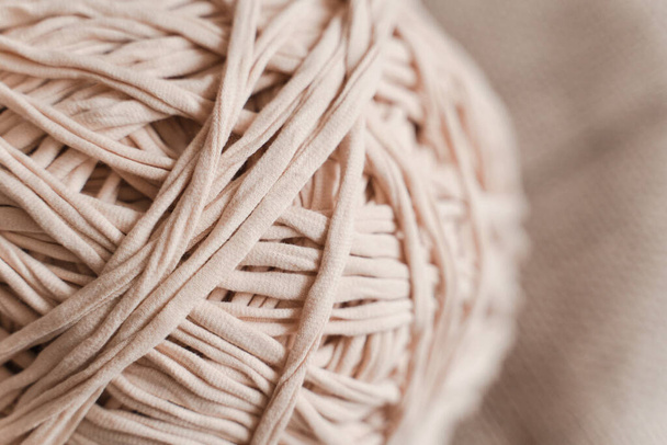 Clew of threads of beige noodle yarn, close-up - Foto, immagini