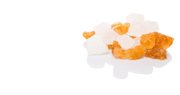Azúcar de roca blanca y roca de caña de azúcar sobre fondo blanco
 - Foto, imagen