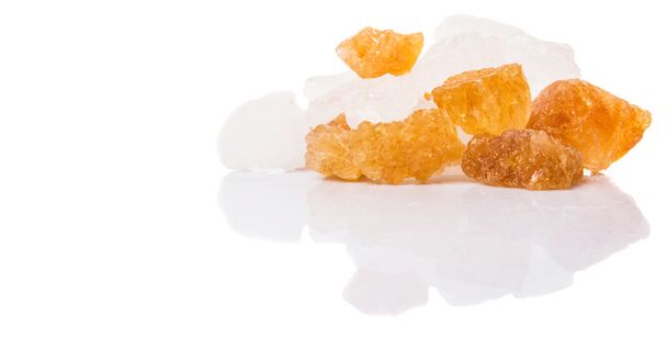 Roccia bianca di zucchero e canna da zucchero su fondo bianco
 - Foto, immagini