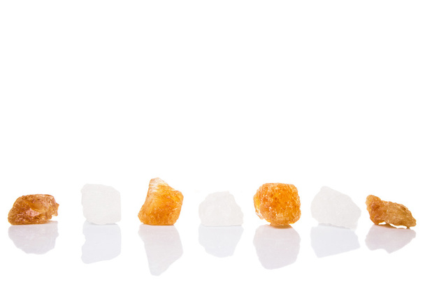Azúcar de roca blanca y roca de caña de azúcar sobre fondo blanco
 - Foto, imagen