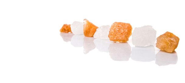 Beyaz arka plan üzerinde beyaz rock şeker ve şeker kamışı rock - Fotoğraf, Görsel