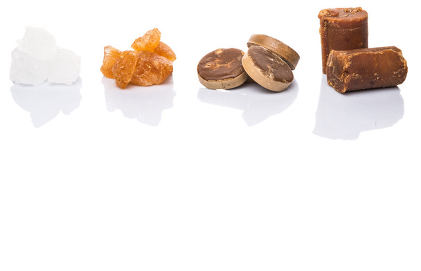 Açúcar de palma, açúcar de coco, rocha de cana-de-açúcar e açúcar de rocha branco sobre fundo branco
 - Foto, Imagem